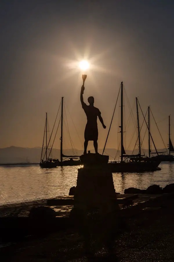 Picture of the Anemogiannis Monument with a burst of sun in Gaios on the Greek Island of Paxos